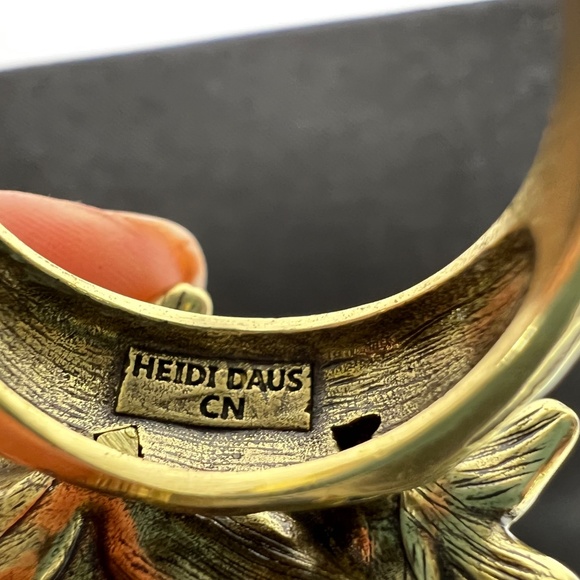 Heidi Daus Beautiful “ALLURING AMARYLLIS" Crystal Floral Necklace 3 PC. Set - Picture 16 of 16